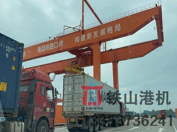 山東營口軌道式集裝箱龍門吊廠家軌道式集裝箱門式起重機(jī)結(jié)構(gòu)設(shè)計(jì)堅(jiān)固
